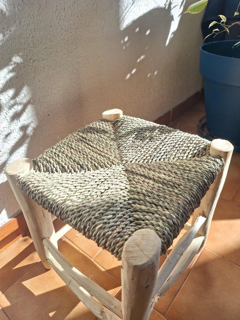Tabouret Artisanal en Bois et Feuille de Palmier - Fait Main au Maroc - Siège d'Appoint Bohème & Rustique