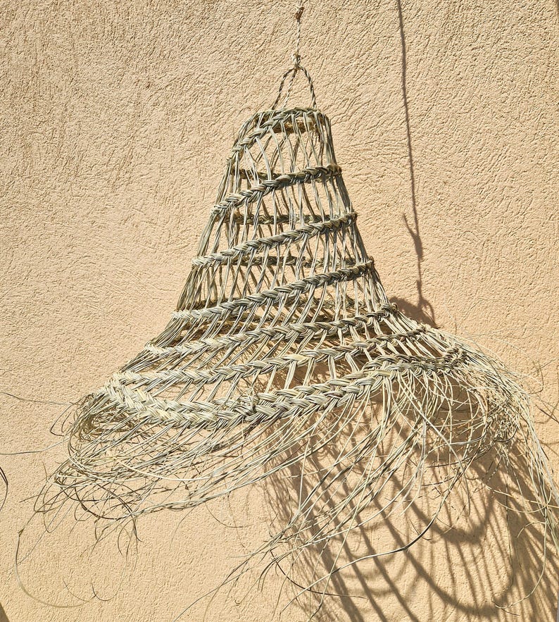 Suspension cône ajourée évasée en feuilles de palmier