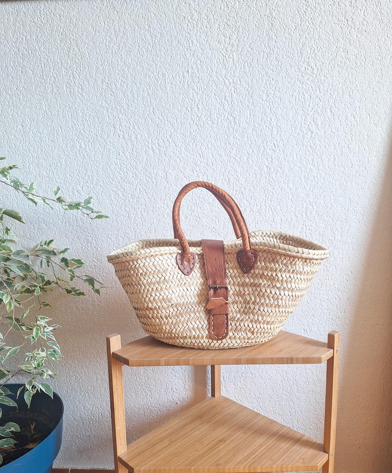 Panier cabas en paille avec poignée et fermeture en cuir