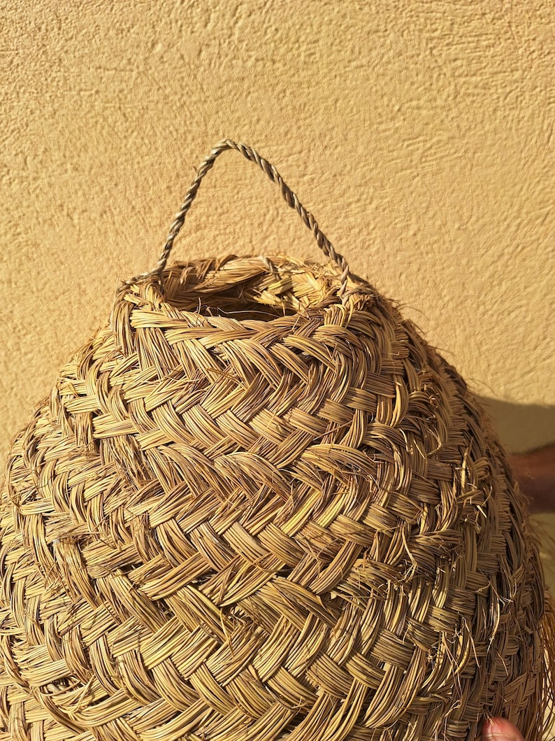 Suspension boule en paille tressée