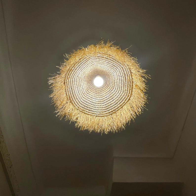 Suspension en paille tressée avec franges