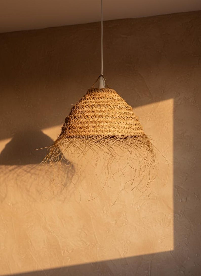 Suspension boule en paille tressée