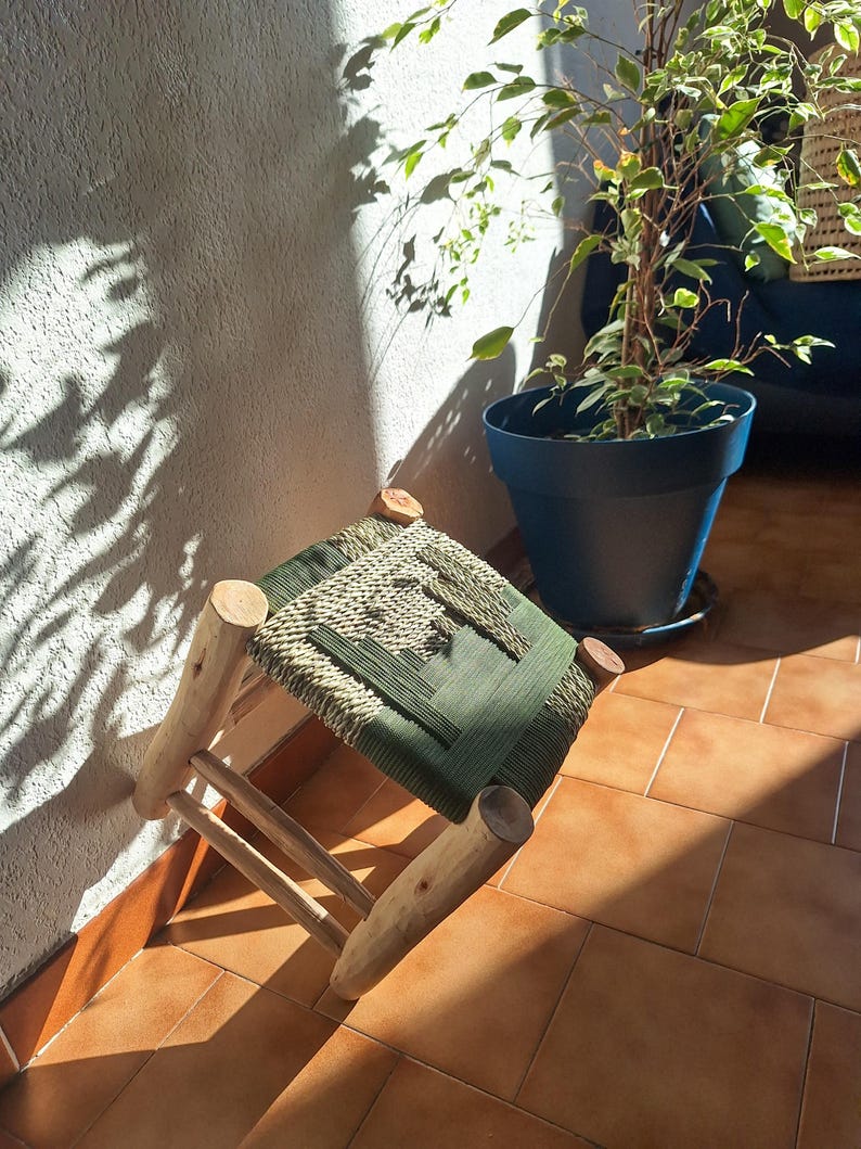 Tabouret marocain artisanal en bois et corde