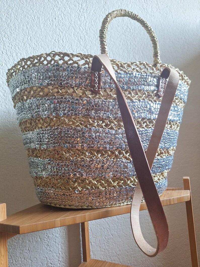Sac cabas en paille brodée de sequins gris