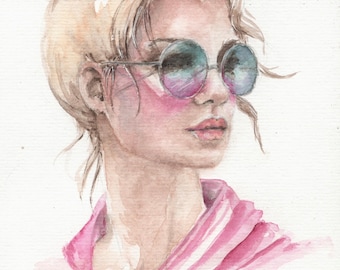 Può includere: Dipinto ad acquerello di una donna con i capelli biondi che indossa occhiali rotondi colorati di rosa. Indossa una camicia rosa e guarda di lato.