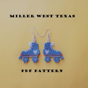 Puede incluir: Un par de pendientes de patines azules con corazones blancos y ruedas rosas. Los pendientes están hechos de cuentas y tienen ganchos plateados. El texto "MILLER WEST TEXAS" y "PDF PATTERN" está impreso debajo de los pendientes.