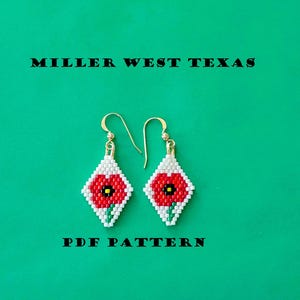 Op de afbeelding: Een paar witte en rode kralen oorbellen met een bloemenontwerp. De oorbellen zijn diamantvormig en hebben gouden haken. De tekst "MILLER WEST TEXAS" en "PDF PATTERN" is onder de oorbellen gedrukt.