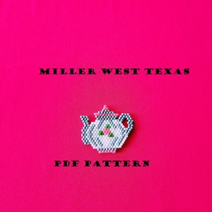 Può includere: Una teiera bianca e grigia con fiori rosa e un coperchio rosa, su uno sfondo rosa. Il testo "MILLER WEST TEXAS PDF PATTERN" è sotto la teiera.