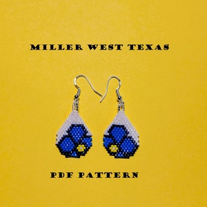Op de afbeelding: Een paar kralen oorbellen met een blauw en wit bloemenmotief. De oorbellen hangen aan zilveren haakjes. De tekst "MILLER WEST TEXAS" en "PDF PATTERN" staat onder de oorbellen gedrukt.