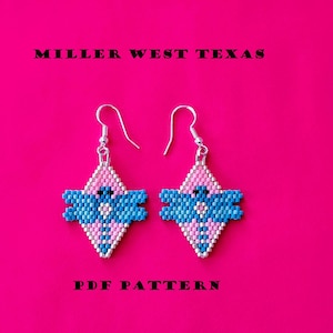 Op de afbeelding: Een paar roze en blauwe kralen oorbellen met zilveren haakjes. De oorbellen zijn diamantvormig en hebben een kleine blauwe kraal in het midden. De tekst "MILLER WEST TEXAS" en "PDF PATTERN" is zichtbaar in de afbeelding.