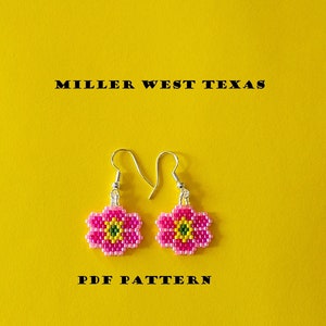 Könnte beinhalten: Ein Paar rosa und grüne Perlenblumenohrringe mit silbernen Haken. Die Ohrringe befinden sich auf einem gelben Hintergrund mit dem Text "MILLER WEST TEXAS" und "PDF PATTERN".
