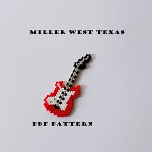 以下が含まれることがあります： 黒と白の市松模様のネックを持つ、赤、白、黒のビーズでできたギター。ギターの下には「MILLER WEST TEXAS」と「PDF PATTERN」の文字が印刷されています。