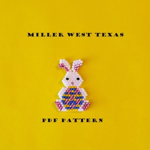 Puede incluir: Un conejito de cuentas blancas sosteniendo un huevo de Pascua colorido. El conejito está sentado sobre un fondo amarillo. El texto "MILLER WEST TEXAS" y "PDF PATTERN" también están en la imagen.