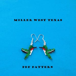 Könnte beinhalten: Ein Paar geperlte Kolibri-Ohrringe mit silbernen Ohrhaken. Die Kolibris sind grün, rot und weiß. Die Ohrringe befinden sich auf einem blauen Hintergrund. Der Text "MILLER WEST TEXAS" und "PDF PATTERN" befindet sich ebenfalls auf dem Hintergrund.