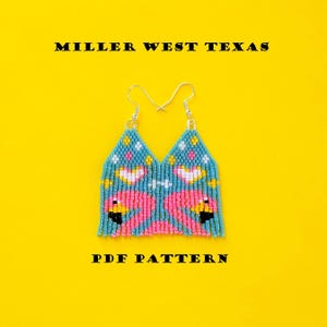 Può includere: Orecchini con fenicotteri di perline con sfondo turchese e fenicotteri rosa. Gli orecchini hanno un gancio argentato e sono su uno sfondo giallo. Il testo "MILLER WEST TEXAS" e "PDF PATTERN" sono visualizzati.