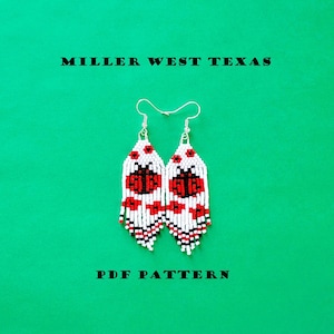 Pode incluir: Brincos de contas brancas, vermelhas e pretas com um desenho de joaninha. Os brincos são franjados e pendurados em ganchos de prata. O texto "MILLER WEST TEXAS" e "PDF PATTERN" são exibidos em um fundo verde.
