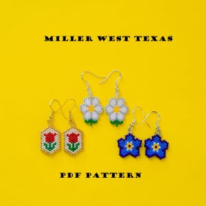 Könnte beinhalten: Drei Paar Perlenohrringe mit floralen Designs auf gelbem Hintergrund. Ein Paar zeigt rote Tulpen, ein weiteres weiße Gänseblümchen und das letzte blaue Vergissmeinnicht. Der Text "MILLER WEST TEXAS" und "PDF PATTERN" sind zu sehen.