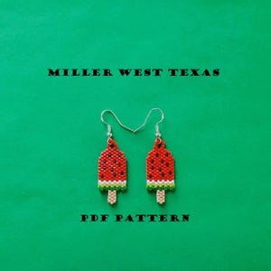 Könnte beinhalten: Ein Paar Wassermelonen-Eis am Stiel Ohrringe mit silbernen Haken. Die Ohrringe sind aus bunten Perlen gefertigt und haben ein rot-grün-weißes Farbschema. Der Text "MILLER WEST TEXAS" und "PDF PATTERN" ist unter den Ohrringen gedruckt.