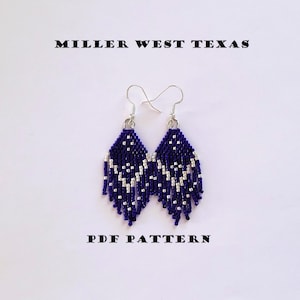 Pode incluir: Um par de brincos de contas azuis escuros com um desenho geométrico branco e franjas prateadas. Os brincos têm formato de gota. O texto "MILLER WEST TEXAS" e "PDF PATTERN" estão impressos acima e abaixo.