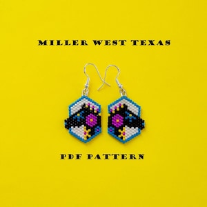 Puede incluir: Un par de pendientes de cuentas con un diseño geométrico, con cuentas negras, blancas, azules, amarillas y rosas. Los pendientes son hexagonales y tienen ganchos plateados. El fondo es amarillo, con el texto "MILLER WEST TEXAS" y "PDF PATTERN".