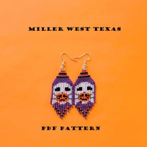 K&ouml;nnte beinhalten: Ein Paar Halloween-Ohrringe aus Perlen. Die Ohrringe zeigen ein Geisterdesign mit einem K&uuml;rbisgesicht aus wei&szlig;en, lila, orangefarbenen und schwarzen Perlen. Der Text "MILLER WEST TEXAS" und "PDF PATTERN" ist sichtbar.