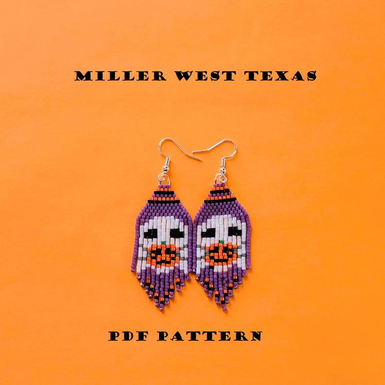 K&ouml;nnte beinhalten: Ein Paar Halloween-Ohrringe aus Perlen. Die Ohrringe zeigen ein Geisterdesign mit einem K&uuml;rbisgesicht aus wei&szlig;en, lila, orangefarbenen und schwarzen Perlen. Der Text "MILLER WEST TEXAS" und "PDF PATTERN" ist sichtbar.