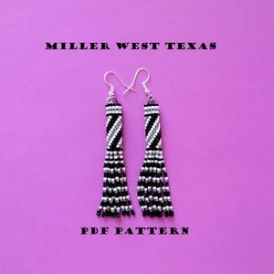 Peut inclure: Paire de boucles d'oreilles à pampilles perlées avec un motif en zigzag noir, blanc et gris. Les boucles d'oreilles sont suspendues à des crochets argentés sur un fond violet. Le texte "MILLER WEST TEXAS" et "PDF PATTERN" est affiché.