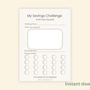 Könnte beinhalten: Ein druckbarer Spar-Challenge-Tracker mit dem Text "My Savings Challenge" und "Small steps, big goals". Das Design enthält Bereiche für einen Herausforderungsnamen, ein Sparziel und einen Fortschritts-Tracker mit Mondphasen-Symbolen. Der Text "Instant download" steht unten.