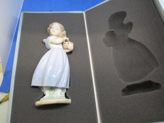 Lladro 8247 Adorable Innocence Utopia With Box! Mint Condition!