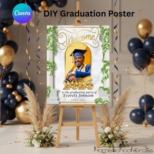 Può includere: Un poster di laurea su un cavalletto di legno. Il poster presenta una foto di un laureato con cappello e toga, con l'anno 2026 in oro. Sono visibili anche le parole "Benvenuto" e "DIY Graduation Poster".