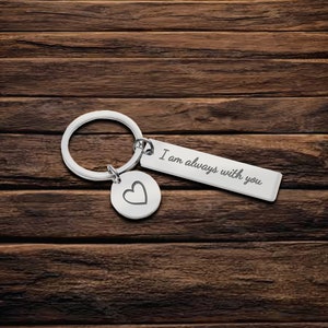 Peut inclure: Porte-clés argenté avec un charme en forme de cœur et une étiquette qui dit "Je suis toujours avec toi".