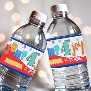 Puede incluir: Dos botellas de agua de plástico transparente con etiquetas coloridas que dicen "Jump 4 Joy" y "Joshua is Four". Las etiquetas tienen un diseño de confeti con estrellas y círculos.