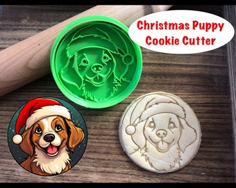 Puede incluir: Cortador de galletas de plástico verde en forma de cachorro con un gorro de Papá Noel. El cortador se muestra junto a una galleta que se ha cortado con el cortador.