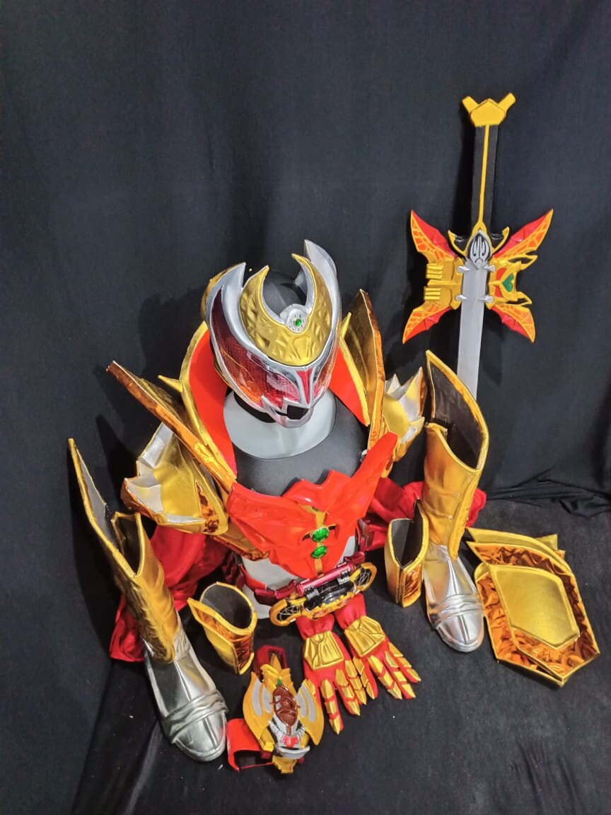 仮面ライダーシリーズのコスプレに着用可能なキバエンペラー