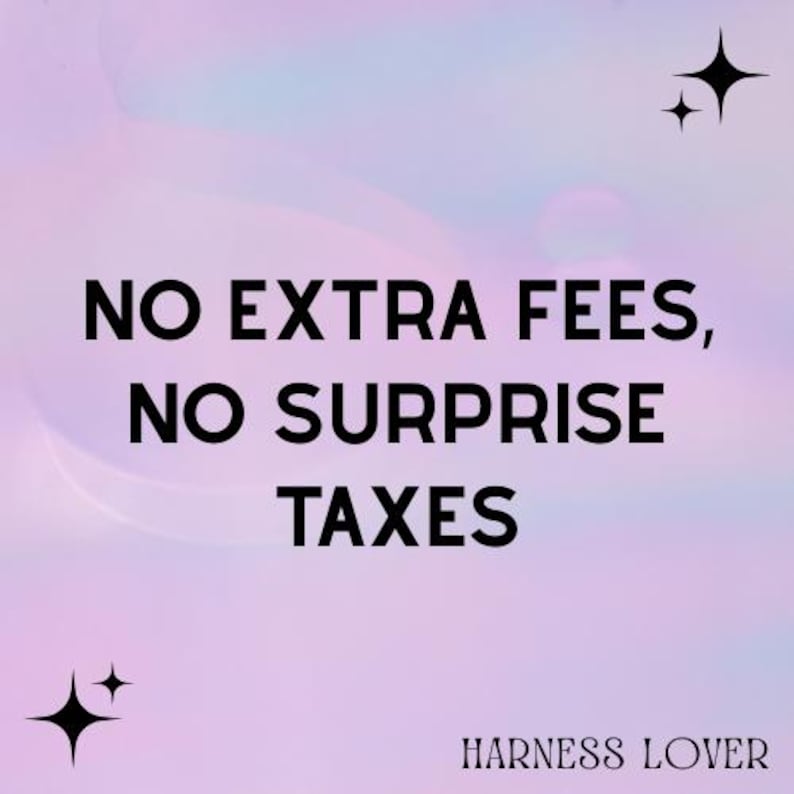 K&ouml;nnte beinhalten: Grafik mit dem Text "NO EXTRA FEES, NO SURPRISE TAXES" in Schwarz auf pastellfarbenem lila und blauem Hintergrund. Die Worte "HARNESS LOVER" stehen unten. Schwarze Sternschnuppen-Grafiken befinden sich in den Ecken.