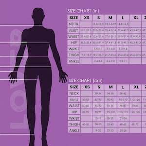 Pu&ograve; includere: Una tabella delle taglie in pollici e centimetri, con misure per collo, busto, vita, fianchi, polso, coscia e caviglia. Taglie da XS a 4XL, su sfondo viola.