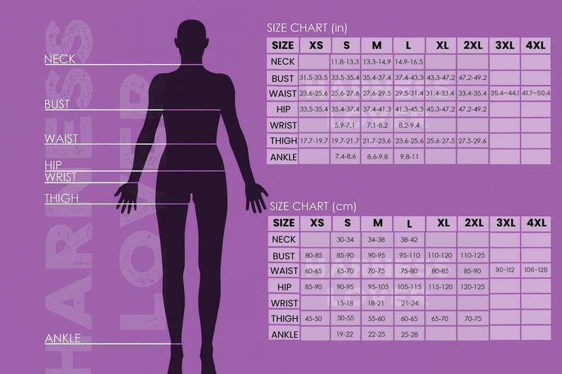 Pu&ograve; includere: Una tabella delle taglie in pollici e centimetri, con misure per collo, busto, vita, fianchi, polso, coscia e caviglia. Taglie da XS a 4XL, su sfondo viola.