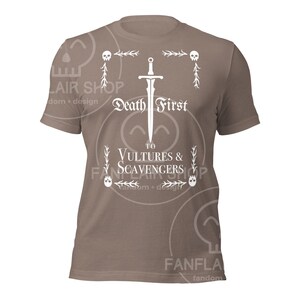 The Locked Tomb // Gideon the Ninth -- Death First to Vultures & Scavengers -- Unisex T-Shirt Bild 6