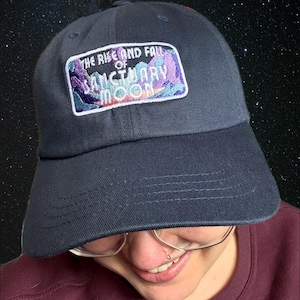 Murderbot // All Systems Red -- L'ascesa e la caduta di Sanctuary Moon -- Cappello da papà ricamato con colori illimitati