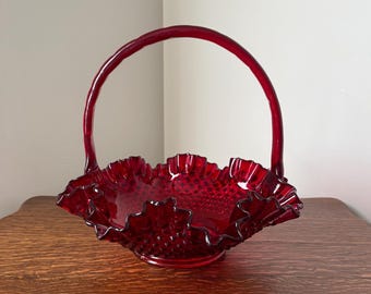vintage Fenton rouge rubis panier en verre passepoilé, panier à poignées en verre d'art à bords frisés à volants, décoration de pièce maîtresse en verre rouge