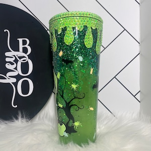 Peut inclure: Gobelet vert &agrave; paillettes avec un motif d'araign&eacute;e et de chauves-souris noires. Le haut du gobelet est d&eacute;cor&eacute; de strass verts et a un effet de slime qui coule.