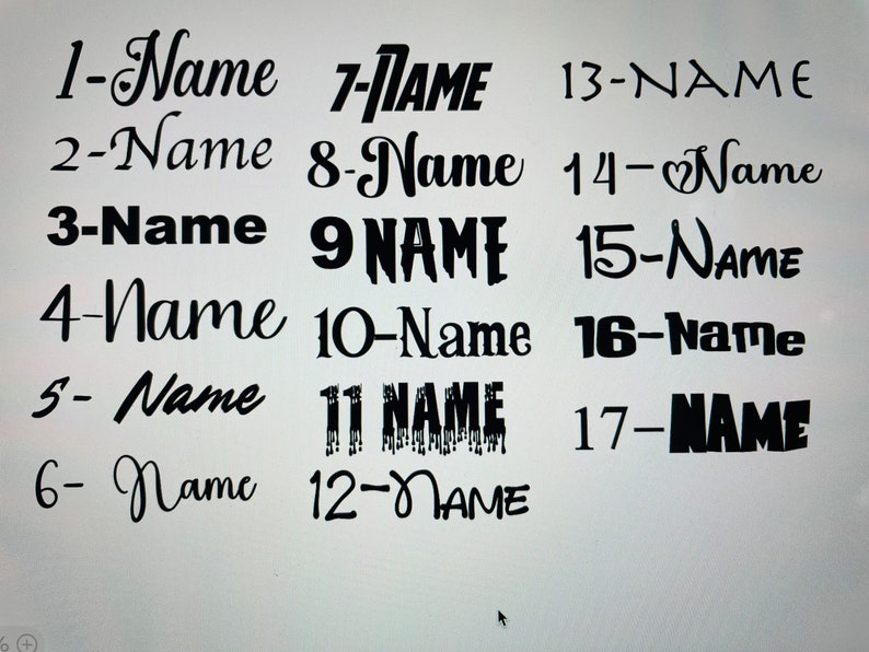 Peut inclure: Un fond blanc avec du texte noir montrant 17 variations diff&eacute;rentes du mot "Name" avec les num&eacute;ros 1 &agrave; 17 pr&eacute;c&eacute;dant chaque mot. Certains mots sont dans des polices et des styles diff&eacute;rents.