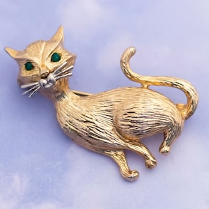 Vintage Mid-century Gold Tone Cat with Green Rhinestone Eye Brooch - S13