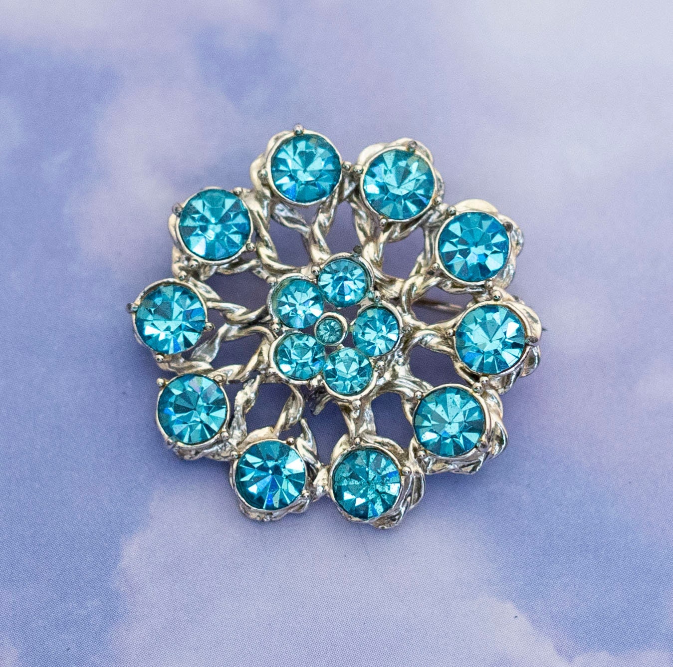 Broche Fleurie Vintage Art Nouveau - Strass Blancs Et Bleu Ancien - Métal Argenté