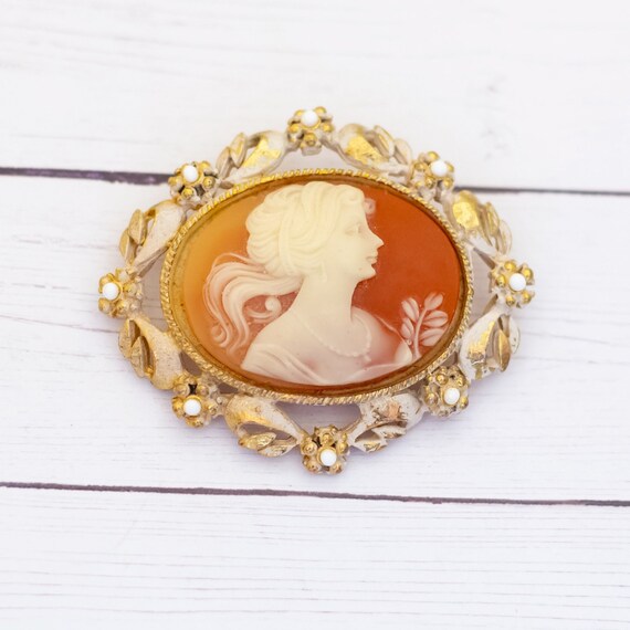 Vintage Lady Oval Cameo Gold Tone Elven Leaves In… - image 1