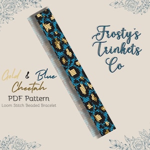 Op de afbeelding: Een kralenarmband met een cheetah print ontwerp in goud, zwart en turquoise blauw. De tekst "Gold & Blue Cheetah" en "PDF Pattern Loom Stitch Beaded Bracelet" wordt weergegeven. De woorden "Frosty's Trinkets Co" zijn ook zichtbaar.