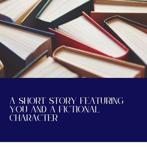 Puede incluir: Una colección de libros con lomos y páginas de varios colores. La imagen incluye el texto "A SHORT STORY FEATURING YOU AND A FICTIONAL CHARACTER" en letras blancas sobre un fondo azul oscuro.