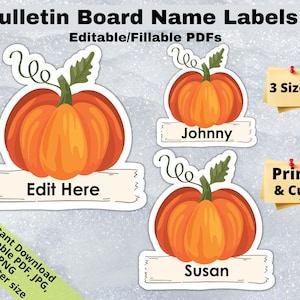 Op de afbeelding: Printbare pompoen-naamstickers voor een prikbord. De stickers bevatten een cartoon-pompoen met een steel en een blad. De tekst "Edit Here" staat op een banner onder de pompoen. De tekst "Johnny" en "Susan" staan op banners onder andere pompoenen. De tekst "3 Sizes" en "Print & Cut" staan op plakbriefjes.