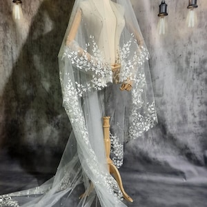 Veil with embroidered lace with pearls all over the veil in three sizes of pearls, two layers of veil, floral veil on the comb