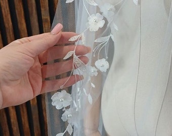 Velo realizzato a mano con fiori delicati, perle e ricami squisiti: perfetto per un look da matrimonio da sogno